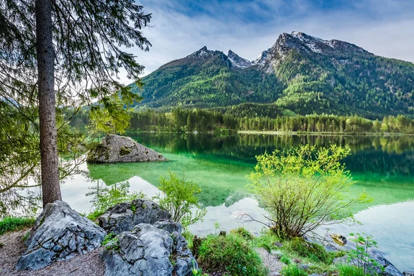 Impresionante amanecer en el lago Hintersee en los Alpes, Alemania — Foto de Stock