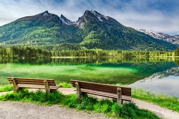 Deux bancs en bois au bord du lac d'Hintersee dans les Alpes — Photo