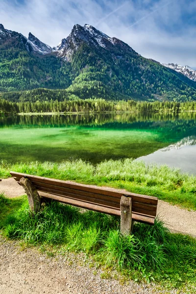 Μικρό πάγκο στη λίμνη Hintersee στην Ανατολή του ηλίου — Φωτογραφία Αρχείου