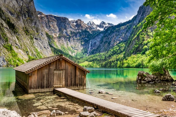 Malé dřevěné kabiny u jezera Obersee v německých Alpách — Stock fotografie