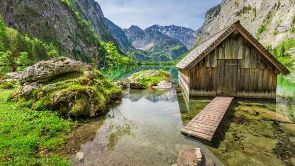 Mały domek nad jeziorem Obersee w Alpach — Zdjęcie stockowe