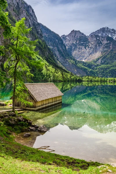 Úžasný výhled na malý domek na jezero Obersee v Alpách — Stock fotografie