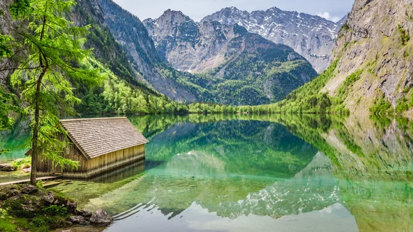 Superbe vue sur le petit chalet sur le lac d'Obersee dans les Alpes — Photo
