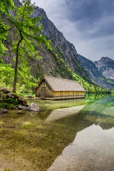 Jezero Obersee na jaře a malé dřevěné chatky, Alpy, Německo — Stock fotografie