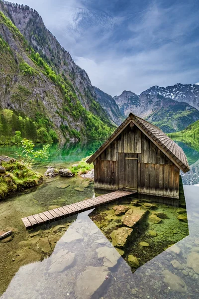 Odbicie lustrzane drewniany domek nad jeziorem Obersee w regionie Alpy, Niemcy — Zdjęcie stockowe