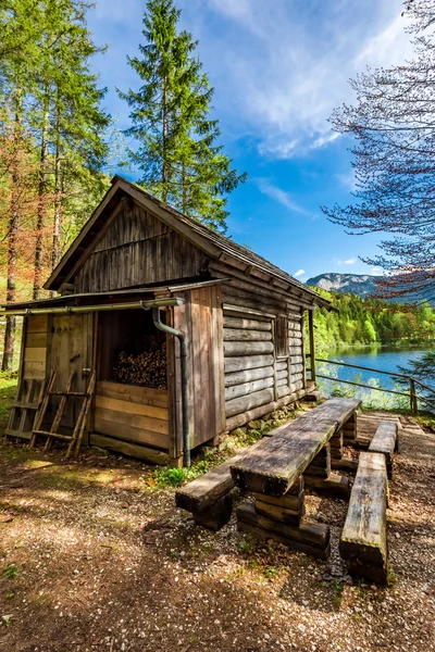 Oude bos houten hut in de Alpen aan het meer — Stockfoto