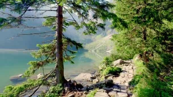 Famoso lago de montaña polaco en los Tatras al amanecer, Polonia — Vídeo de stock