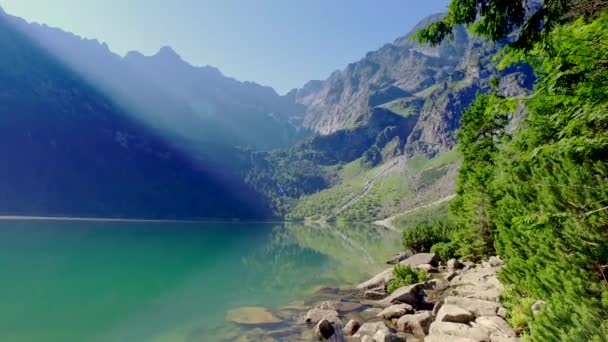 Lago en medio de las montañas Tatras al amanecer, Polonia — Vídeo de stock