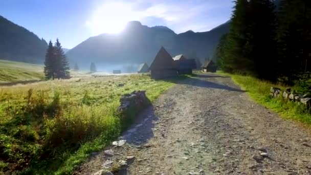 Voetpad tussen de huisjes in de vallei Chocholowska bij zonsopgang, Tatra bergen, Polen — Stockvideo