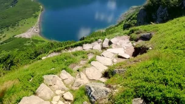 Sentier de montagne de Czarny Staw Gasienicowy à Kocielec en été, montagnes Tatra, Pologne — Video