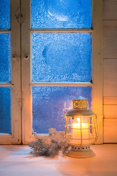 Ventana azul esmerilada con vela para Navidad sobre mesa blanca —  Fotos de Stock