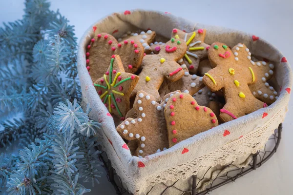 Świeżo upieczone ciasteczka świąteczne na biały stół z niebieskim okienkiem — Zdjęcie stockowe