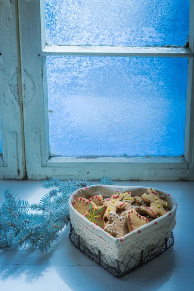 Świeżo upieczone ciasteczka na biały stół z niebieskie okno na Boże Narodzenie — Zdjęcie stockowe