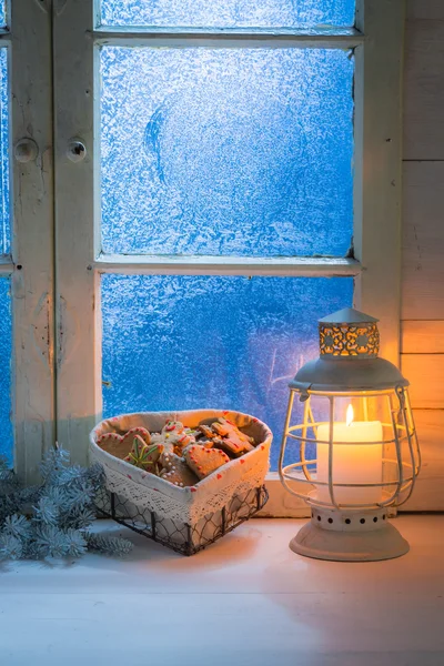 Biscoitos caseiros de Natal na mesa branca com janela azul — Fotografia de Stock