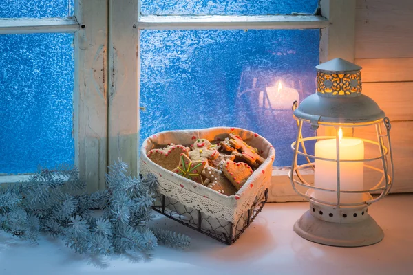 Biscotti fatti in casa su tavolo bianco con finestra blu per Natale — Foto Stock