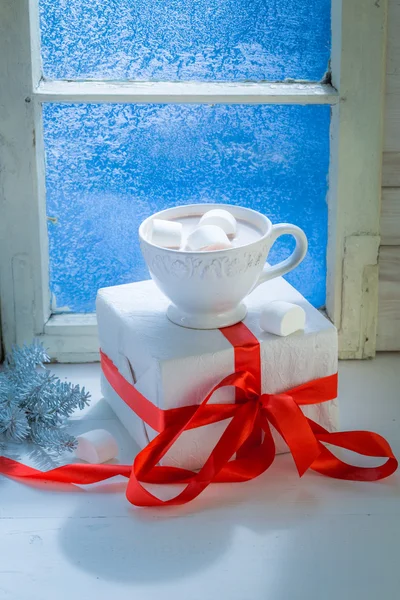 Наслаждайтесь горячим шоколадом с зефиром на Рождество — стоковое фото