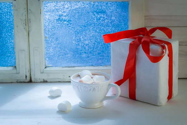 Вкусный шоколад с зефиром на Рождество — стоковое фото
