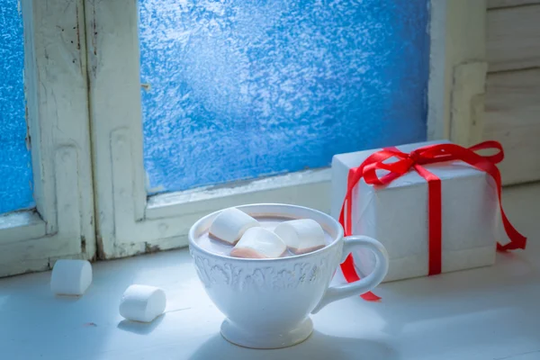 Домашний рождественский шоколад с зефиром — стоковое фото