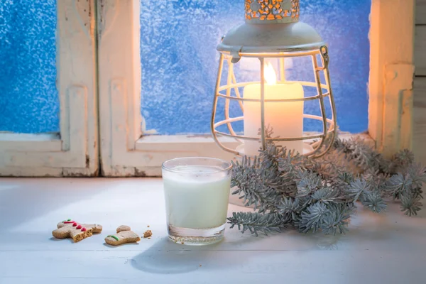 Biscotti di Natale fatti in casa e dolci con latte sulla tavola bianca — Foto Stock
