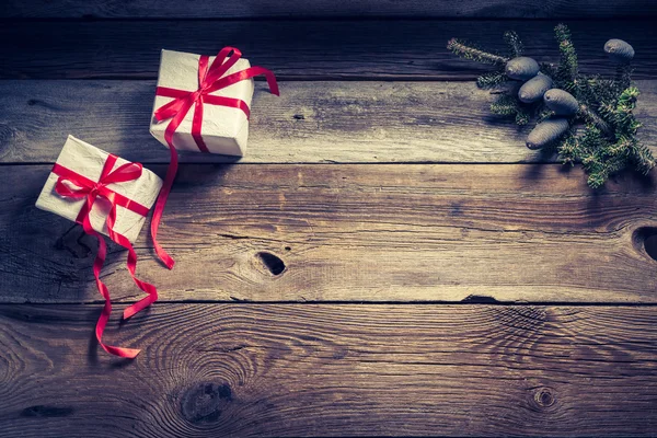 Fondo de vacaciones de Navidad en mesa de madera con espacio de copia y regalos —  Fotos de Stock