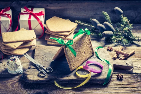 Hopfällbara pepparkakor stuga som julklapp på träbord — Stockfoto