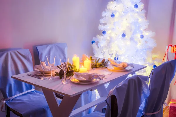 Definição de mesa de Natal de tirar o fôlego no branco — Fotografia de Stock