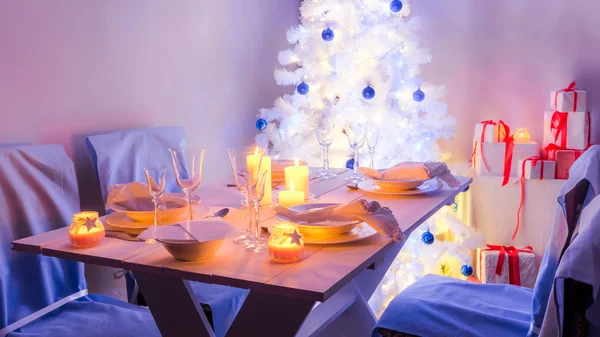 Tradicionalmente configuração de mesa branca de Natal com árvore de Natal — Fotografia de Stock