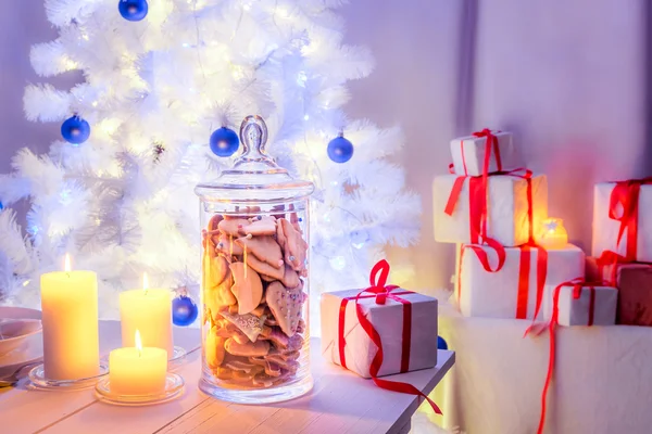 Lanche noturno de biscoitos de gengibre na mesa branca para a véspera de Natal — Fotografia de Stock