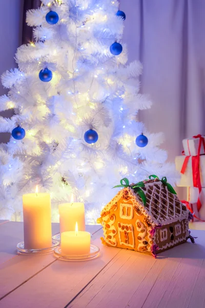 Mooie peperkoek vakantiehuis op witte tabel voor Kerstmis — Stockfoto