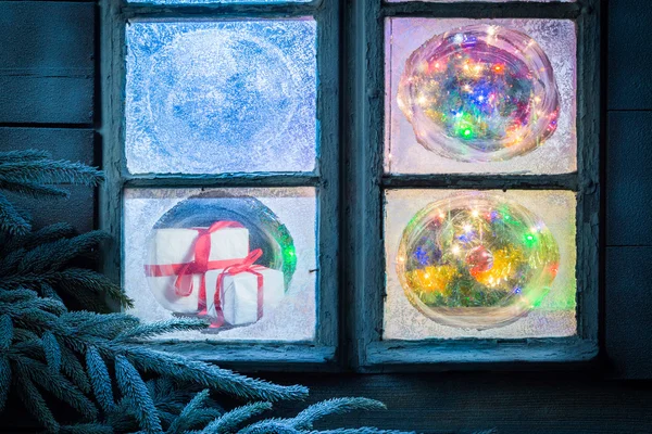 Hermosos regalos para Navidad en ventana congelada — Foto de Stock