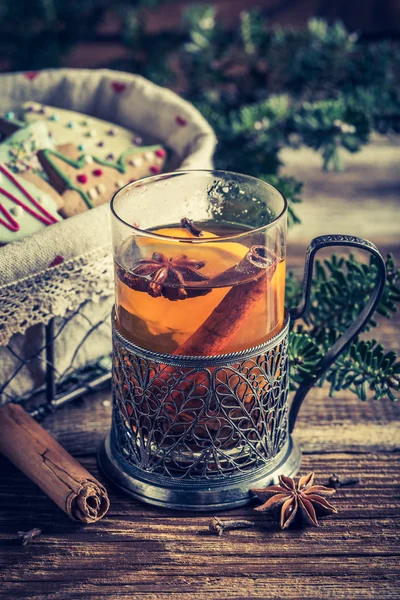 Calentamiento de té aromático en la noche de Navidad con galletas —  Fotos de Stock