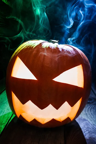 Primer plano de calabazas brillantes para Halloween en escritorio de madera — Foto de Stock