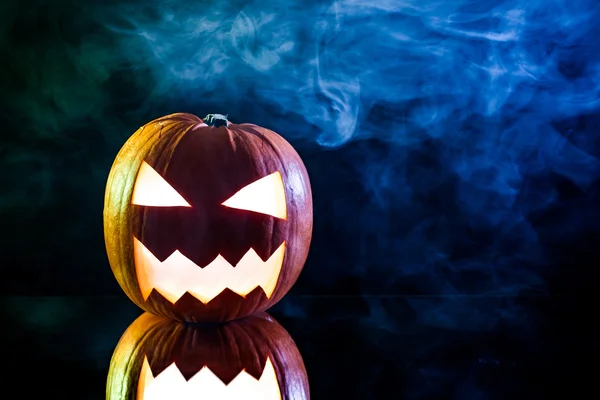 Citrouille fumeur avec bougie et fumée pour Halloween — Photo