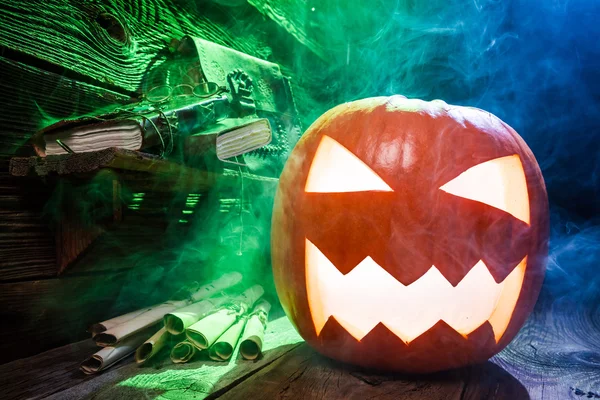 Calabaza de Halloween aterradora en el labolatorio de brujas — Foto de Stock