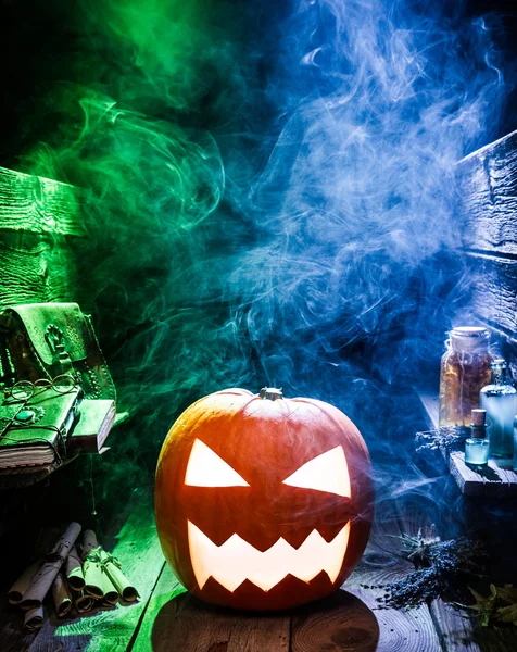 Fumar calabaza de Halloween en el labolatorio de brujas con espacio de copia —  Fotos de Stock