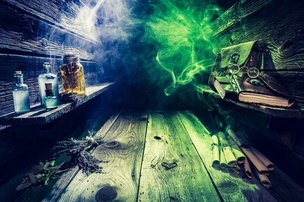 Vieille maison de sorcière pleine de rouleaux, livres, potions magiques avec espace de copie pour Halloween — Photo