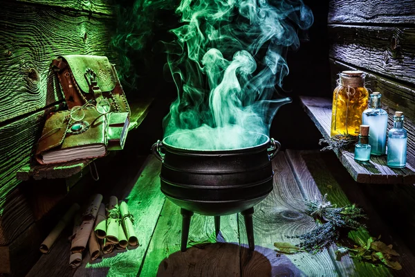 Chaudron sorcier avec fumée bleue et verte pour Halloween — Photo