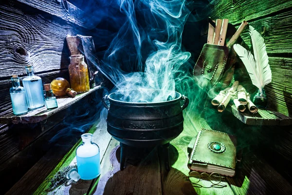 Atelier de sorcière magique avec fumée bleue et verte pour Halloween — Photo