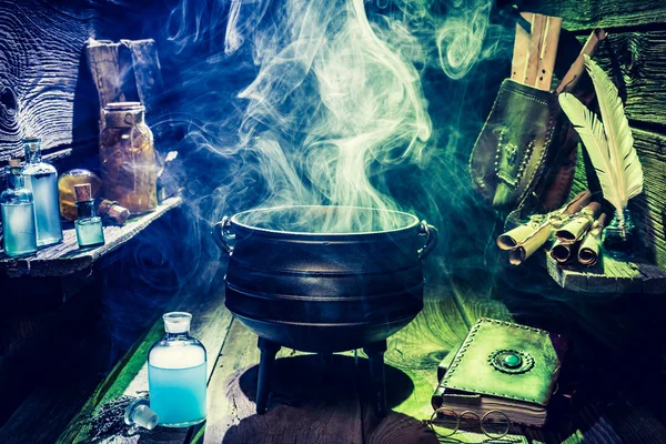 Magische heks pot met rollen, boeken en blauwe drankjes voor Halloween — Stockfoto