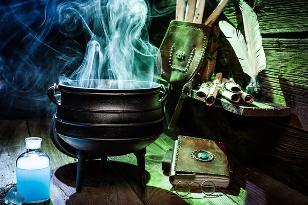 Olla mágica de brujas con pergaminos y libros para Halloween —  Fotos de Stock