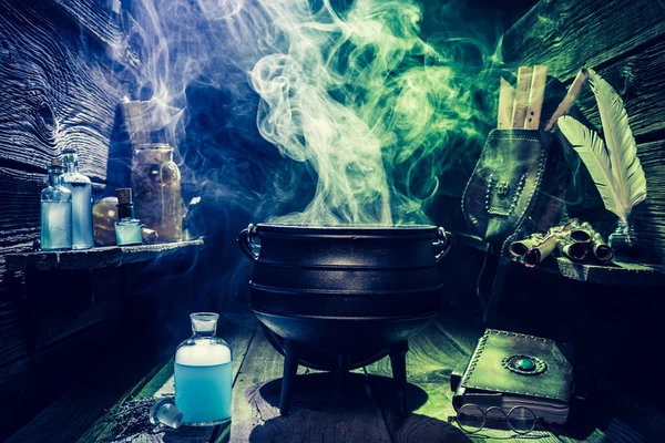 Chaudron sorcier vintage avec livres et potions magiques pour Halloween — Photo