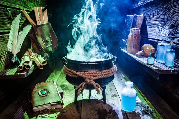 Pentola da strega vintage con miscela magica, pozioni blu e libri per Halloween — Foto Stock