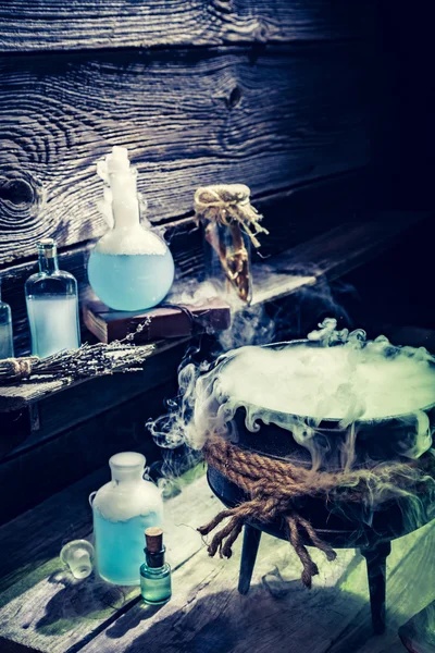 Mystérieux chaudron sorcier avec fumée bleue et potions pour Halloween — Photo