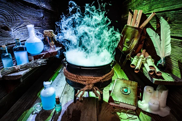 Misteriosa olla de brujas con humo azul y verde para Halloween —  Fotos de Stock