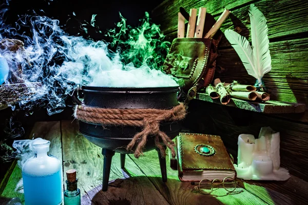 Misteriosa olla de brujas con libros y pociones para Halloween — Foto de Stock