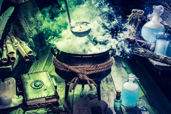 Misteriosa olla de brujas con pociones azules y libros para Halloween —  Fotos de Stock