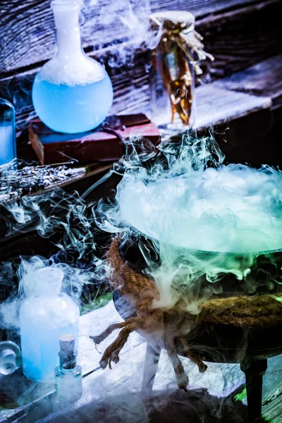 Rempli de chaudron sorcier mélange magique avec des potions bleues pour Halloween — Photo