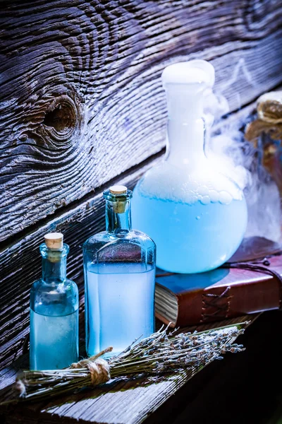 Magické lektvary s modrým směs v chatě čarodějnice halloween — Stock fotografie