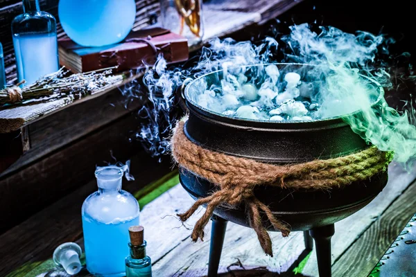 Cheio de mistura mágica panela bruxa com fumaça azul para o Halloween — Fotografia de Stock