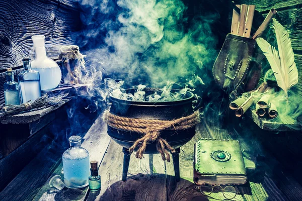 Pieno di magia miscela strega pentola con pozioni blu — Foto Stock